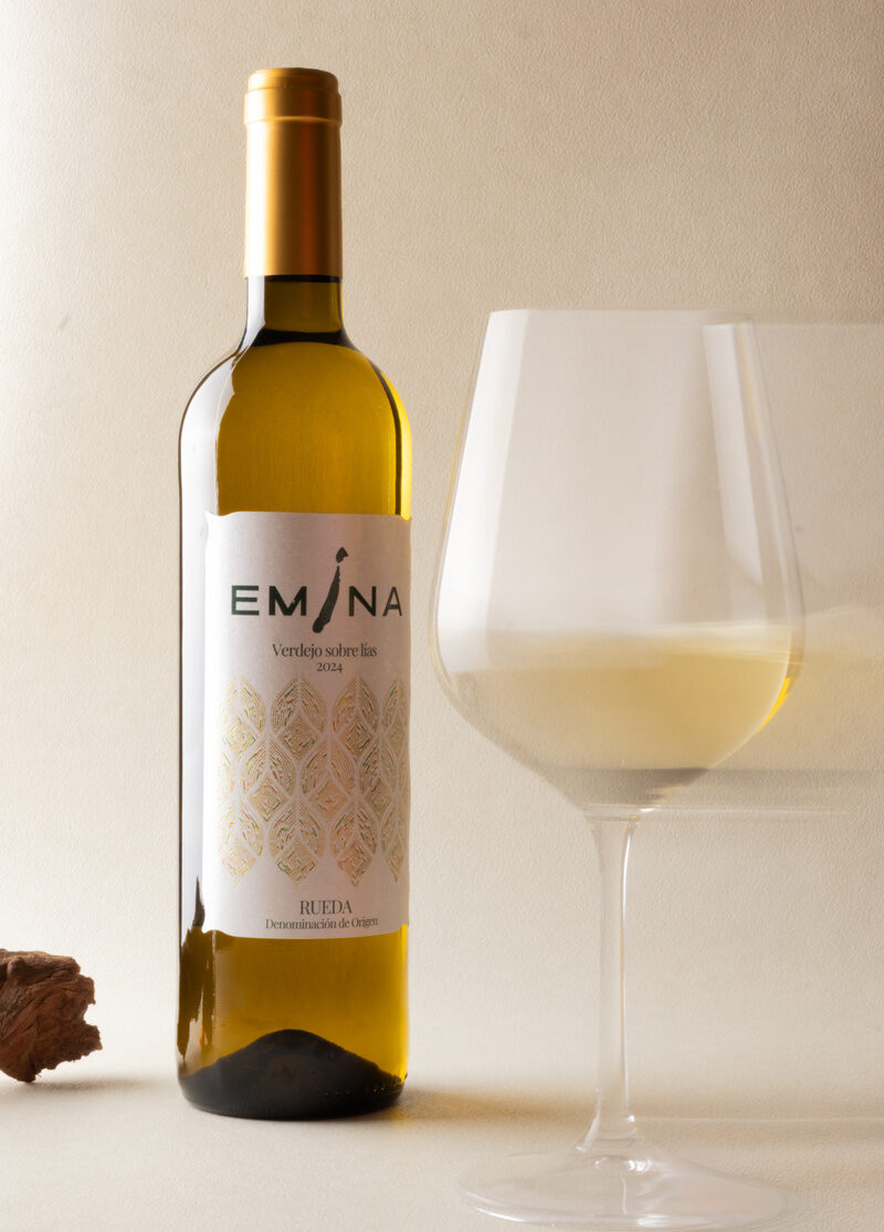Fotografía de producto de una botella de vino