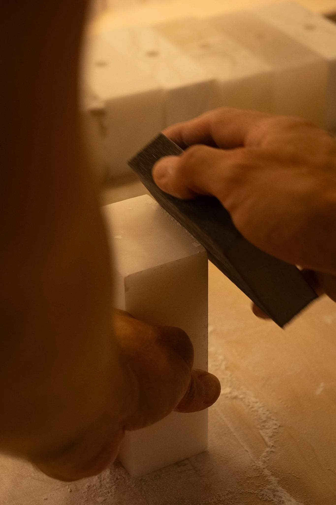 Lijado manual de una pieza de alabastro durante la fabricación de una lámpara BARLET.