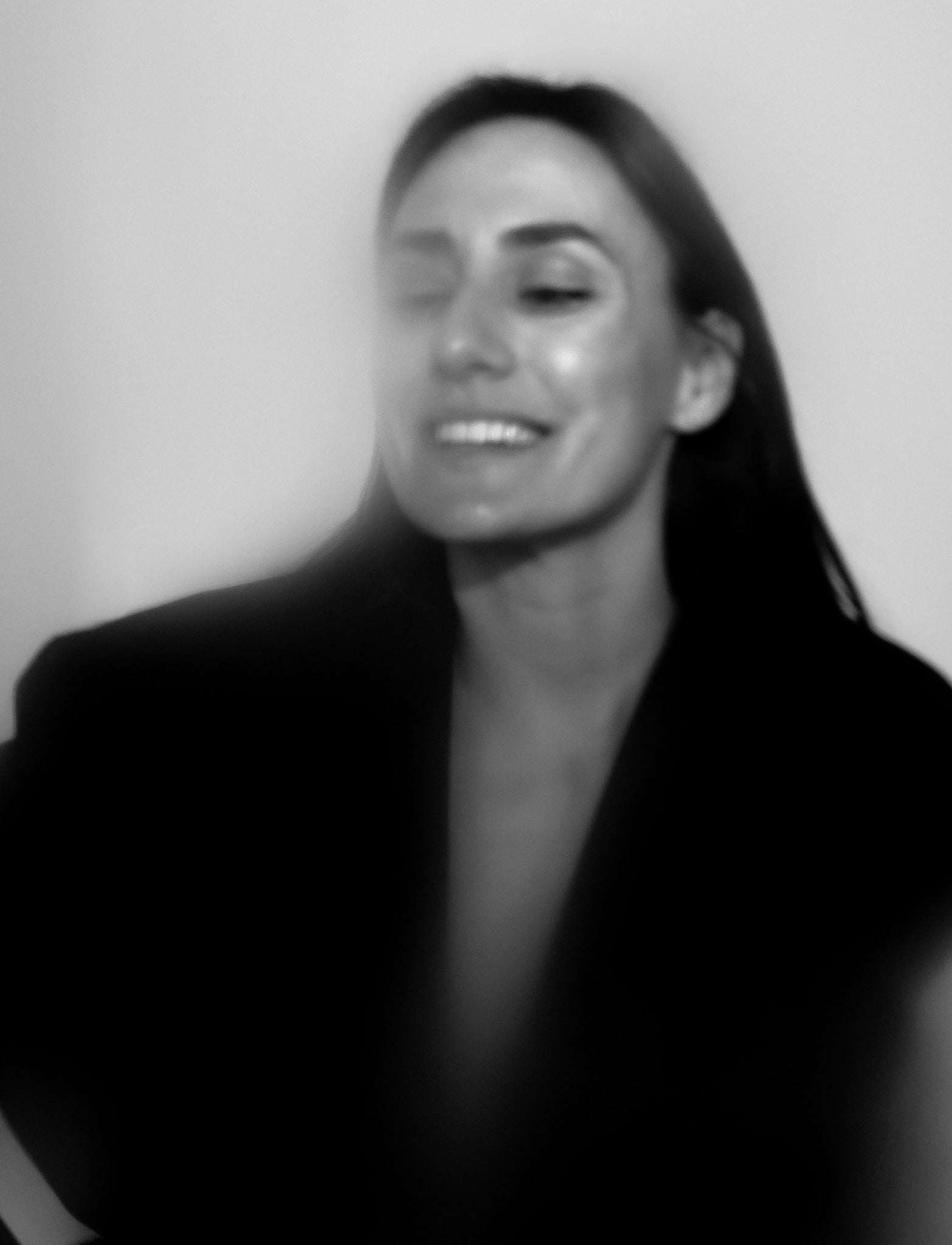 Retrato en blanco y negro de Carmen, fotógrafa de Nácar Studio